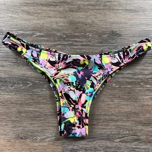 VS • NEW w/o tags • Itsy Bikini Bottoms • SMALL